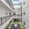 Snazzy loft style 2BR I Gym I Parking I Workspace - دالاس