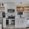 Beachy 3BD Bungalow One Block from Scenic Walkway - أوك آيلاند