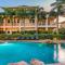 Elegant Poolside Penthouse w Private Elevator - 科洛阿