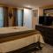 StockYards! Less than 4 minutes-Sleeps 8-Lee House