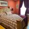 StockYards!-1 block away ! Cowboy Cottage sleeps 9