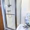 Modern Apartment - Sleeps 4 city centre - Parking Available!