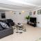Spacious Flat with Patio & Parking in city centre Spacious Flat with Patio & Parking in city centre