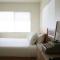 Serene Modern Home Backdoor with great WiFi, games, movies, patio seating and bbq Easy Access to North Joshua Tree National Park in 10 minutes - تونتي ناين بالمز