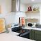 Serene Modern Home Backdoor with great WiFi, games, movies, patio seating and bbq Easy Access to North Joshua Tree National Park in 10 minutes - تونتي ناين بالمز