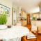 JOIVY Elegant 2 bed near Hampstead and Camden, sleeps 4