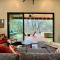 Gorgeous Modern Cabin w Heated Pool, Firepit - 德里平斯普林斯