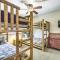 4 Mi to Snow Summit Cabin with Mtn Views and Decks - مدينة بيغ بير