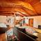 Nostalgic Downtown Boatbuilder's Cabin - Licensed - Squamish