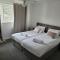 RentUnique Nimrod House 2 bed ample parking