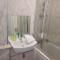 RentUnique Nimrod House 2 bed ample parking
