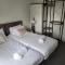 RentUnique Nimrod House 2 bed ample parking