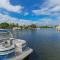 ALL BRAND-NEW Waterfront-Pool, Tiki Bar, Gym