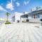 Unbeatable Price, Perfect for Groups with Sea Views by Deluxe Holiday Homes