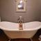 Fyne Byre Cottage - Barn Conversion with Hot Tub - Cairndow