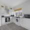 Chic Retreat Coastal Town Sleeps 4