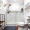 The Golden Parlor- Historic Victorian, Hot Tub