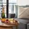 Melbourne CBD Apt With A C Balcony & Pool