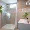 A3 - 2 BDR Sea View 10 min Beach - Parking, Pool & Terrace - 昂蒂布