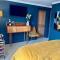 Stylish Retro Hotel Room above Pub - Shepton Mallet