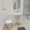 Modern Flat, Perfect Long Term Stay with FREE PARKING - High Speed to Kingscross & Stratford - FREE WIFI & DISNEY - Swanscombe