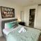 Lux Livin Apartments - Luxury 2 Bed Apartment with Sky Garden
