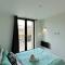 Lux Livin Apartments - Luxury 2 Bed Apartment with Sky Garden