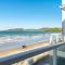 Duplex pé na areia com vista deslumbrante RAT001