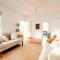 Falmouth Cottage - Dog Friendly Beachside Getaway 2,5 Acres
