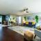 Cortez Chic! Private Heated Pool home, Cinema Room! - Bradenton