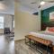 Spacious CozySuites on I-35 w pool and parking #05 - 普弗拉热维尔