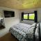 Maple Lodge Quirky Salvaged Railway Carriage with Hot Tub - Boston