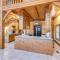 Lakefront Gem on 32-Acre Lot in Angleton! - انغلتون