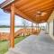 Lakefront Gem on 32-Acre Lot in Angleton! - انغلتون