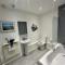 COASTAL RETREAT Town Centre Entire Property, Very Close to Sea & Restaurants, 2 King Size Beds