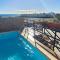 Homes of Spain, Apartamentos Paraíso, Ed Palmerston, Atico O, Suite con Piscina Privada en solárium, vistas al mar, a 50 m de la playa, WIFI