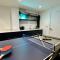 Lux Livin Apartments - Luxury 2 Bed Apartment with Sky Garden