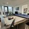 Lux Livin Apartments - Luxury 2 Bed Apartment with Sky Garden
