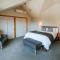 Bullock Creek Chalet - Sleeps 8 - Lake & Mountain Views - Private & Secluded
