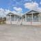 Surf City 2BR Park Home with Waterfront View and Parking - 瑟夫城