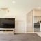 Modern 2 bedroom by Hagley Park