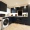 Stylish-2BR, Boutique property, 5min to ManAirport