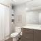 Landing - Modern Apartment with Amazing Amenities (ID2703X30) - أنهايم