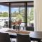 First-Class Townhouse w free parking and Wi-Fi