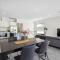 First-Class Townhouse w free parking and Wi-Fi