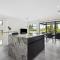 First-Class Townhouse w free parking and Wi-Fi
