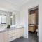 First-Class Townhouse w free parking and Wi-Fi