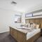 First-Class Townhouse w free parking and Wi-Fi