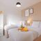 Glebe House - 5 Bedroom 3.5 Bathroom - Sleeps 10 - Driveway Parking, Fast Wifi, SmartTVs with SkyTV, Xbox and Netflix by Yoko Property - Milton Keynes