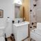Flamboyant 1BR Near EWR w/ Gym